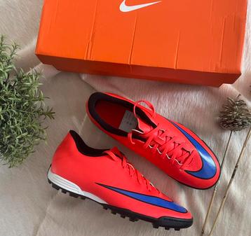 Nike voetbalschoenen maat 42 nieuw in de doos  beschikbaar voor biedingen