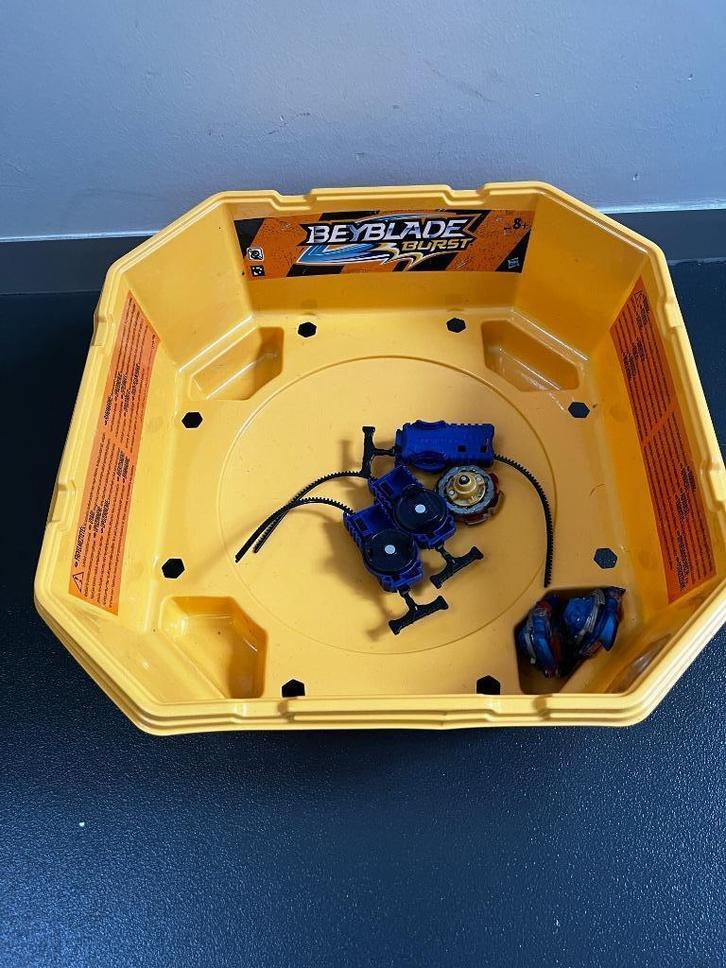 Beyblade burst stadion + 3 beyblades vanaf 8 jaar, Verzamelen, Speelgoed, Zo goed als nieuw, Ophalen