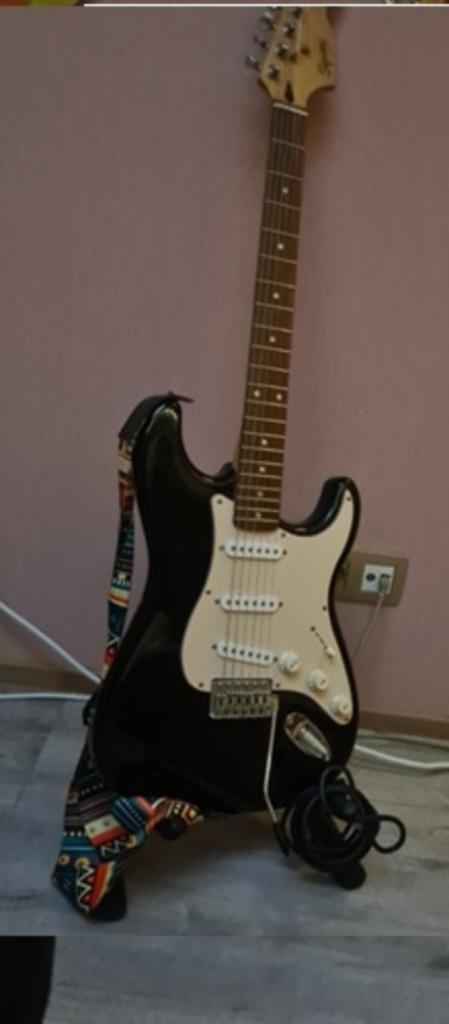 Fender Squier Gitaar + Roland Cube versterker, set, Muziek en Instrumenten, Snaarinstrumenten | Gitaren | Elektrisch, Gebruikt