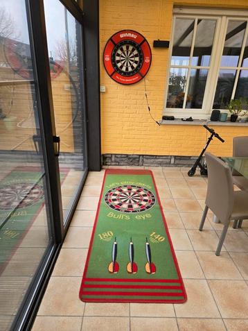 Darts blok + muurbescherming + verlichting + vloermat + pijl, Enlèvement, Comme neuf, Fléchettes