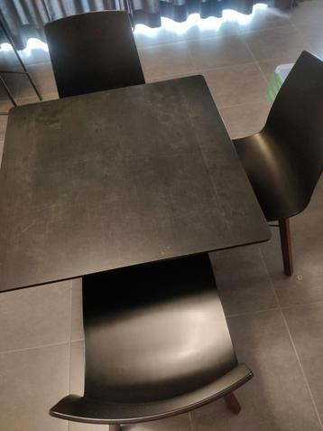 Stevige tafel met 3 stoelen  beschikbaar voor biedingen