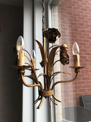 Kroonluchter en zijn wandlamp in goudkleurig metaal, vintage beschikbaar voor biedingen