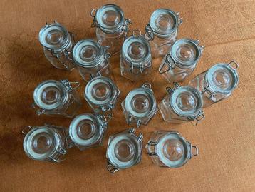 15 zeshoekige glazen potjes met deksel beschikbaar voor biedingen