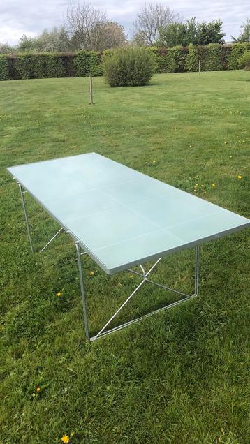 Tafel met glazen plaat beschikbaar voor biedingen