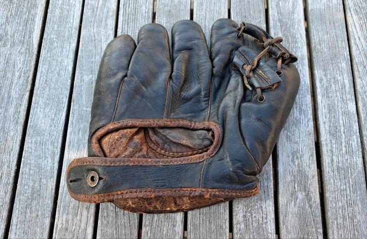 Amerikaanse softbalhandschoen voor honkbal, gedateerd JUNI 1, Verzamelen, Militaria | Tweede Wereldoorlog, Ophalen of Verzenden