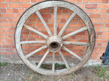 Oude houten wagenwiel beschikbaar voor biedingen