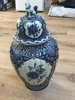 Dekselvaas Delfts porselein. Petrus Regout, Maastricht, Antiek en Kunst, Ophalen