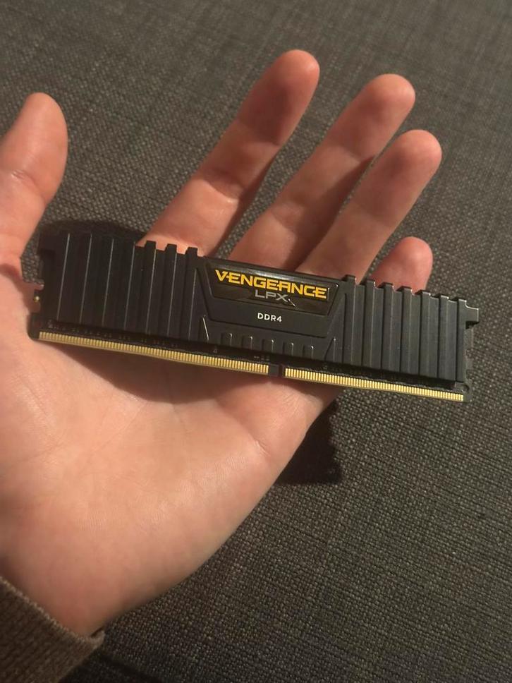 Barrette RAM Corsair Vengeance DDR4 16Go, Informatique & Logiciels, Mémoire RAM, Utilisé, Desktop, 16 GB, DDR4, Enlèvement ou Envoi