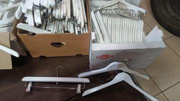 Honderden kleerhangers wit en bruin vanaf 0.5 euro beschikbaar voor biedingen