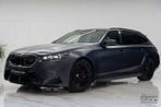 BMW M5 xDrive G99! B&W / HUD / ACC / 360 / Frozen / Pano!, Auto's, Automaat, 4395 cc, Overige brandstoffen, Leder