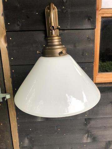 Prachtige Wandlamp met Opaline Kap. beschikbaar voor biedingen