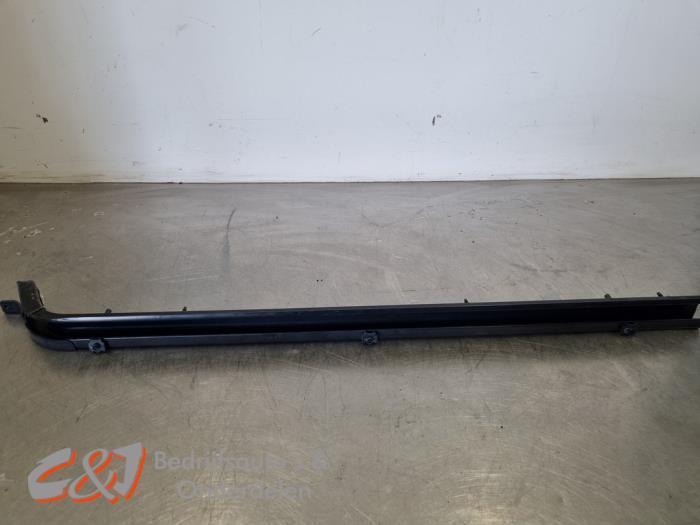 Rail porte coulissante droite d'un Renault Trafic, Autos : Pièces & Accessoires, Carrosserie & Tôlerie, Renault, Utilisé, 3 mois de garantie