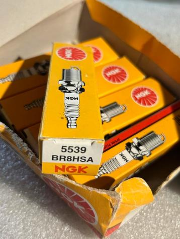 Motoronderhoudset: Yuasa batterij + NGK bougies + oliefilter beschikbaar voor biedingen