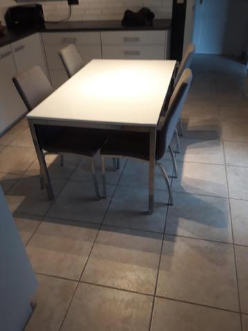 Keukentafel met 4 stoelen beschikbaar voor biedingen