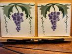 2 carreaux anciens avec une grappe de raisin, Enlèvement ou Envoi