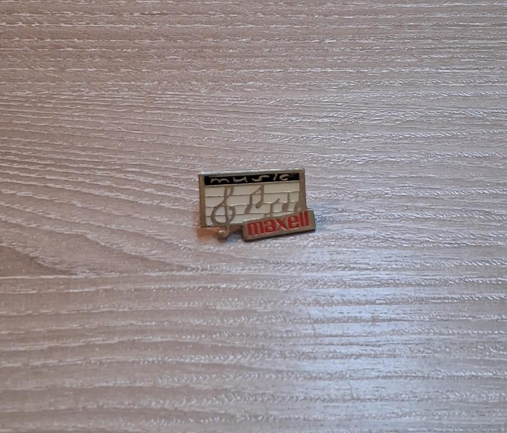 PIN - MAXELL - CASSETTE - VHS - CD - DVD, Verzenden, Gebruikt, Merk, Speldje of Pin