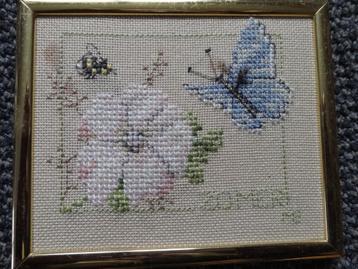 2 broderies encadrées, été et hiver 10 x 12 cm, Envoi, Utilisé, Broderies à la main, Autres types