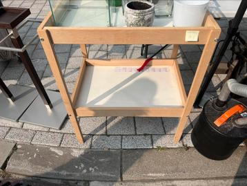 Ververs tafel beschikbaar voor biedingen