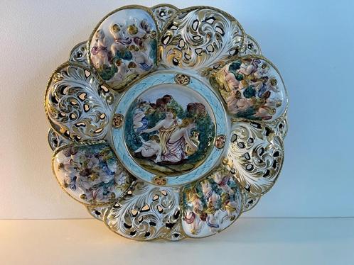 CAPODIMONTE porseleinen schaal handbeschilderd naakt reliëf, Antiek en Kunst, Antiek | Email, Ophalen of Verzenden