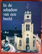 In de schaduw van een beeld SINT NIKLAAS, Ophalen of Verzenden