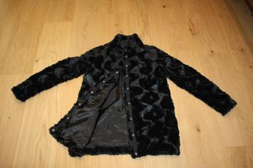 Mooie zwarte fluffy jas, maat S beschikbaar voor biedingen