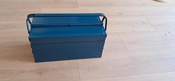 Boîte à outils métal, jamais utilisée beschikbaar voor biedingen