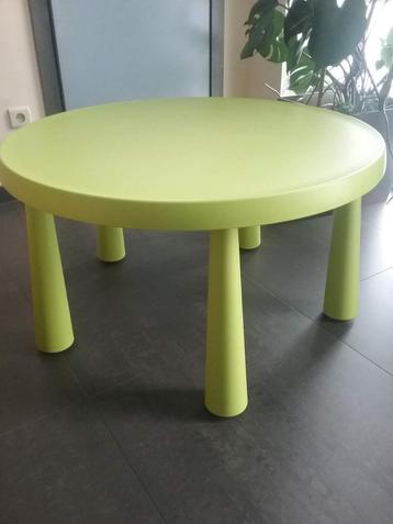 Groene tafel voor kinderen