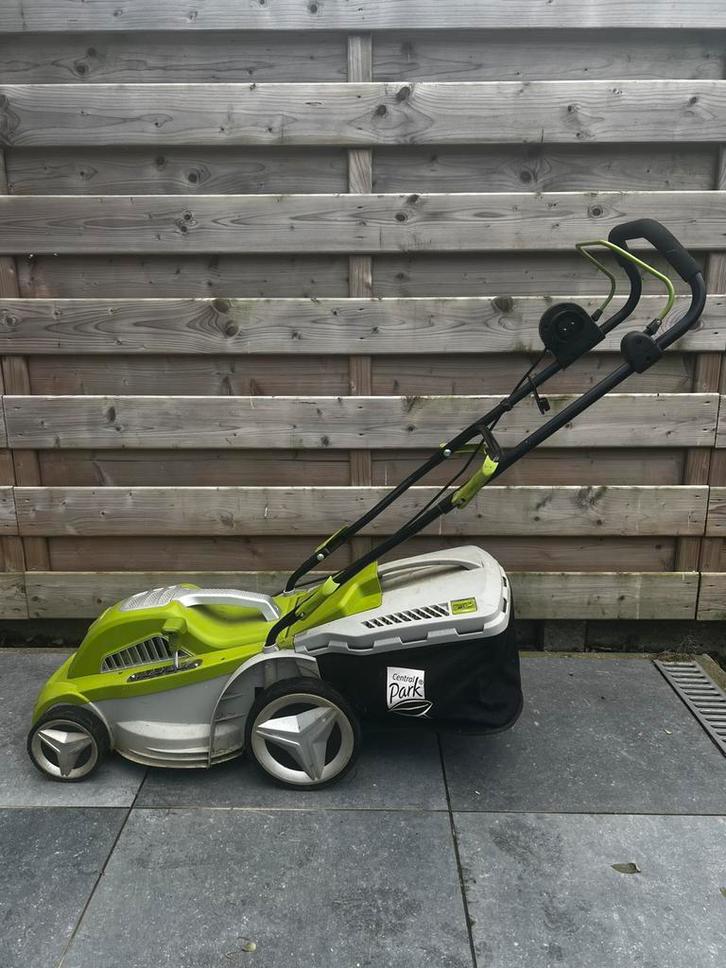 Elektrisch Grasmachine - Central Park, Tuin en Terras, Grasmaaiers, Zo goed als nieuw, Elektrische grasmaaier, 30 t/m 39 cm, Opvangbak