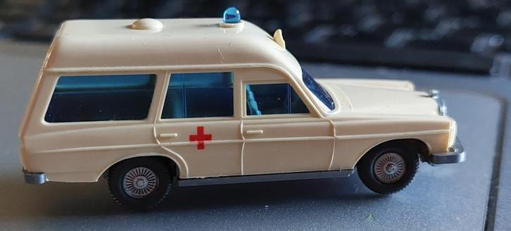 H0LK 0816 AMBULANCE MET GEWONDE 1:87., Hobby en Vrije tijd, Modelauto's | 1:87, Zo goed als nieuw, Auto, Overige merken, Verzenden