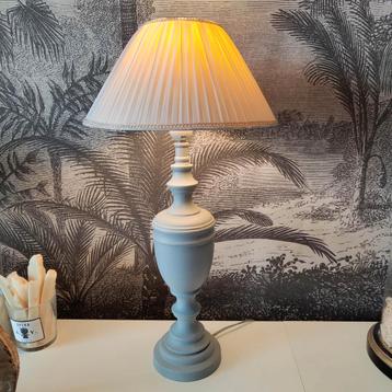 Shabby lamp in grijs gepatineerd hout beschikbaar voor biedingen