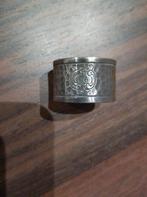 Verzilverd vingerdoekringetje, gegraveerd letter A, Enlèvement ou Envoi