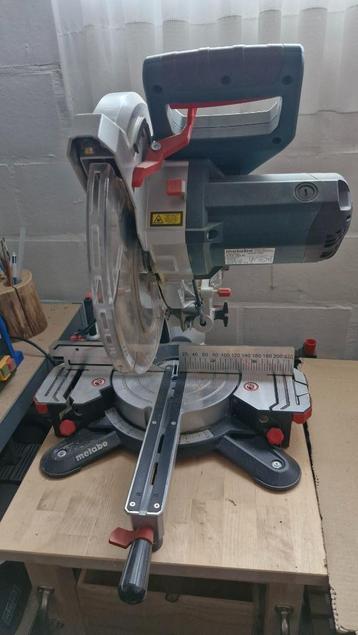Metabo KGS 305 M afkort- en verstekzaag met trekfunctie beschikbaar voor biedingen