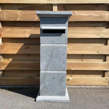 Brievenbus blauwsteen beschikbaar voor biedingen