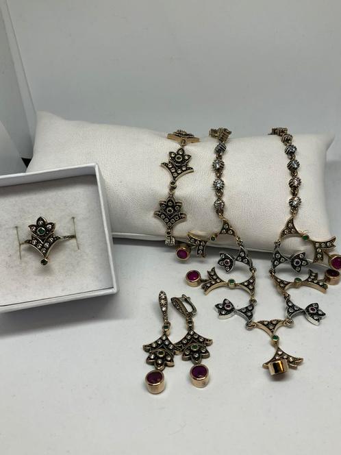Zilveren setje ( armband , oorbellen , ring en ketting), Handtassen en Accessoires, Armbanden, Nieuw, Zilver, Rood, Met edelsteen