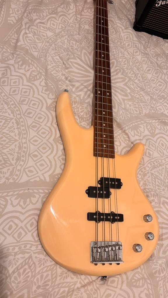 Ibanez GIO Soundgear GSR200 Ivory + Accessoires, Musique & Instruments, Instruments à corde | Guitares | Basses, Utilisé, Électrique