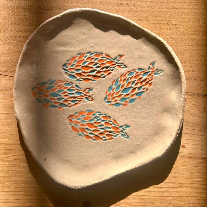 Handgemaakte Keramieken Borden – Vissendesign (Set van 2), Huis en Inrichting, Woonaccessoires | Dienbladen, Nieuw, Overige materialen