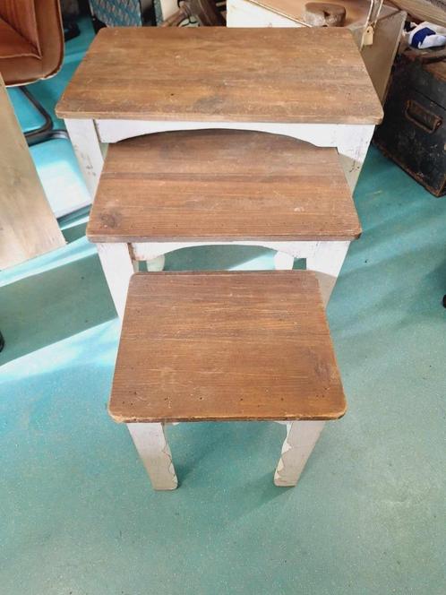 Miniset met 3 brocante nesting tafels, bijzettafels., Antiek en Kunst, Curiosa en Brocante, Ophalen of Verzenden