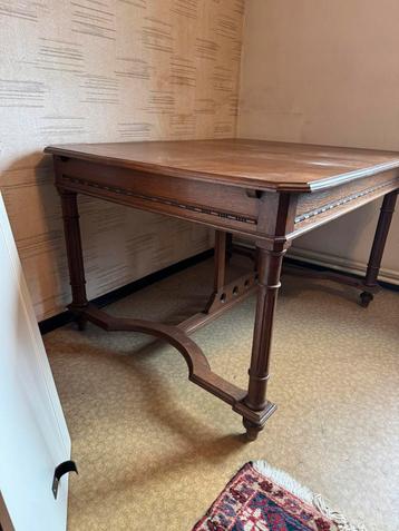 Antieke tafel beschikbaar voor biedingen
