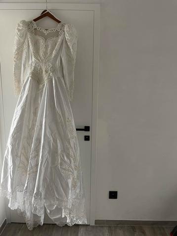Trouwkleed met sleep, afgewerkt met parels en pailletten  beschikbaar voor biedingen