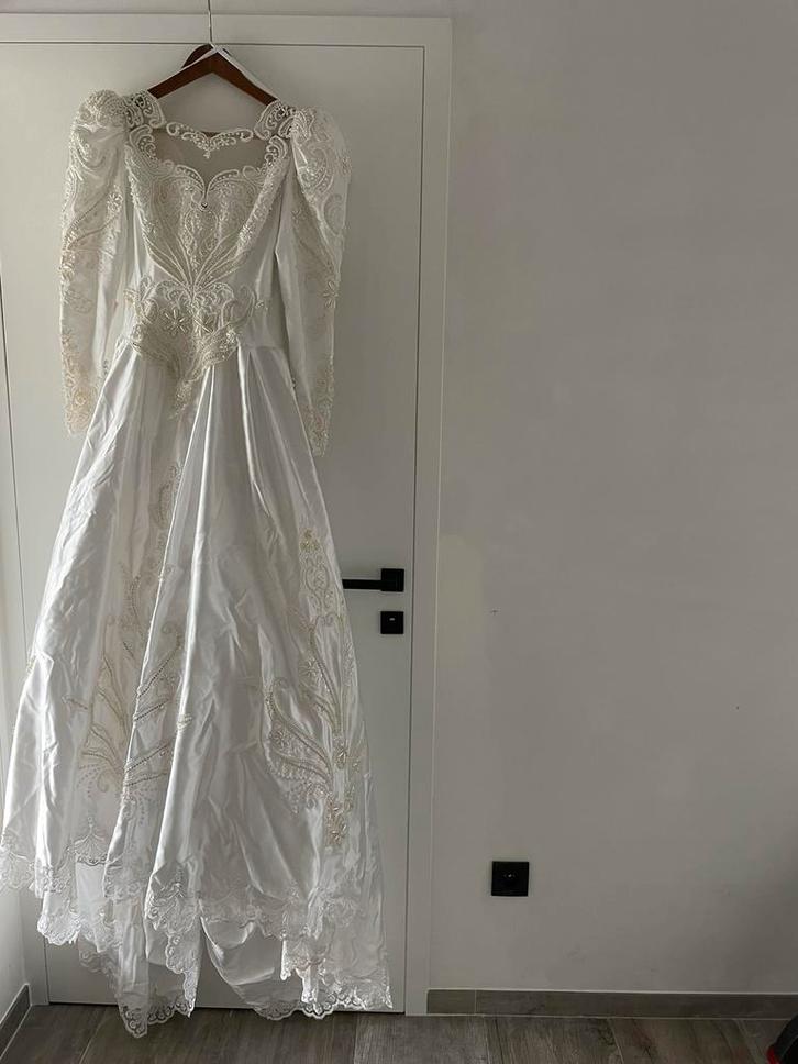 Trouwkleed met sleep, afgewerkt met parels en pailletten, Kleding | Dames, Trouwkleding en Trouwaccessoires, Zo goed als nieuw