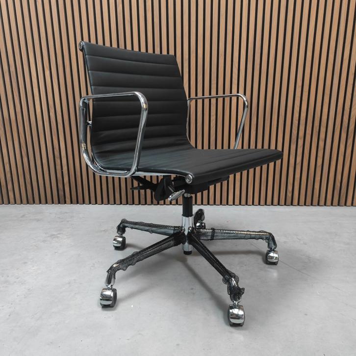 Vitra Eames EA 117 Bureaustoel premium F Nero leder, Antiek en Kunst, Antiek | Meubels | Stoelen en Sofa's, Ophalen of Verzenden