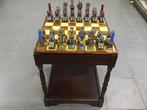 Magnifieke notelaar schaaktafel en zware Egyptische stukken., Ophalen, Zo goed als nieuw