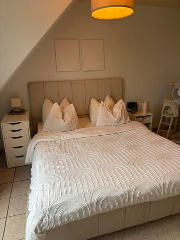 Bed beschikbaar voor biedingen