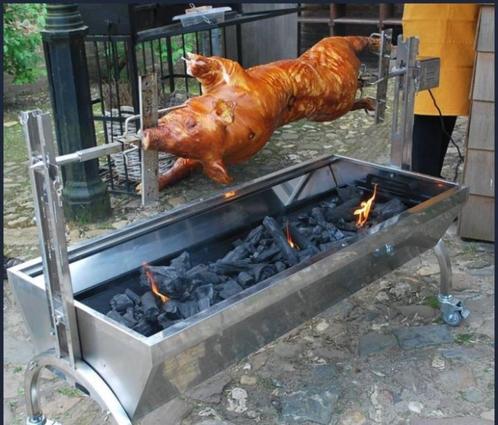 Te huur: BBQ met spit / Elektrisch draaispit / Rotisserie, Tuin en Terras, Houtskoolbarbecues, Gebruikt, Met accessoires, Ophalen