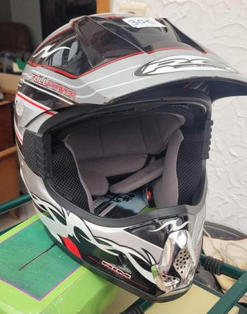 2 Motorcrosshelm beschikbaar voor biedingen