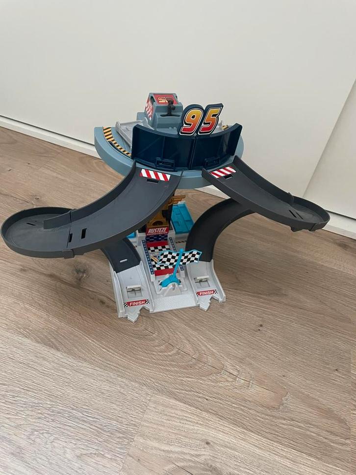 Cars Rusteze racing tower, Kinderen en Baby's, Speelgoed | Racebanen, Zo goed als nieuw, Ophalen