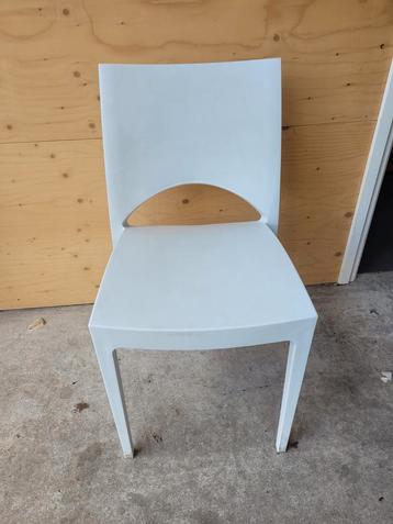 Witte kunstof stoelen 65 stuks voor buiten