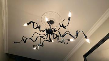 Grote zwarte metalen kroonluchter met 8 lichtpunten beschikbaar voor biedingen