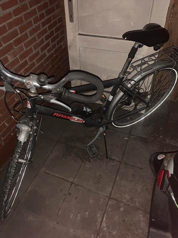 Mannenfiets en mountainbike beschikbaar voor biedingen