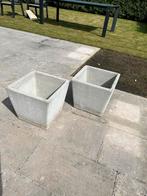 2 vierkante betonnen bloembakken (winterhard), Beton, Tuin, Minder dan 60 cm, Zo goed als nieuw